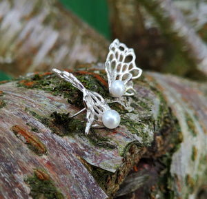 Gossamer Wave Earring with pearls the centre, sitting on a tree branch. Handcrafted by Irish Jewellery Designer Elena Brennan, they are the perfect First Holy Communion Earrings for a special girl.